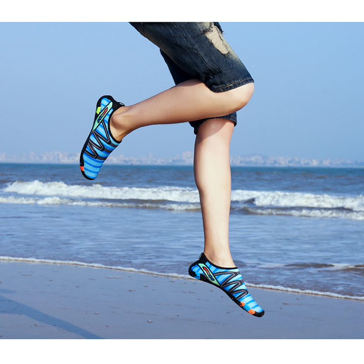giày đi biển màu xanh dương nhạt