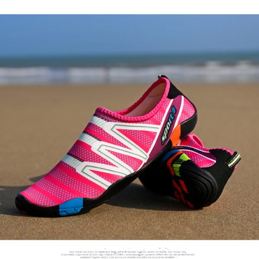 giày đi biển màu hồng
