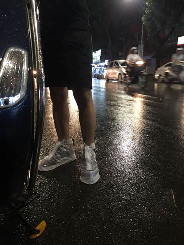 Bọc giày trời mưa